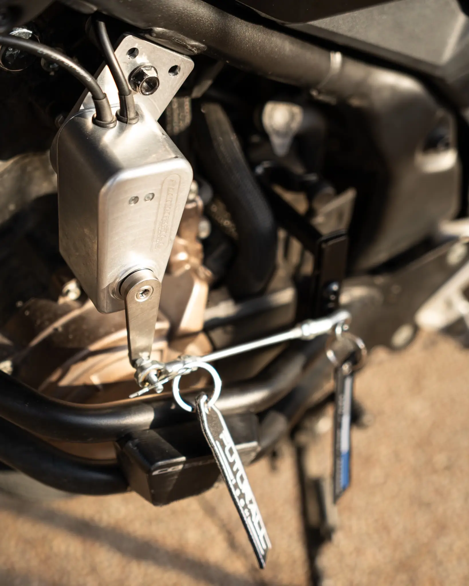 Boîtier de passage des vitesses au guidon installé sur la moto PMR